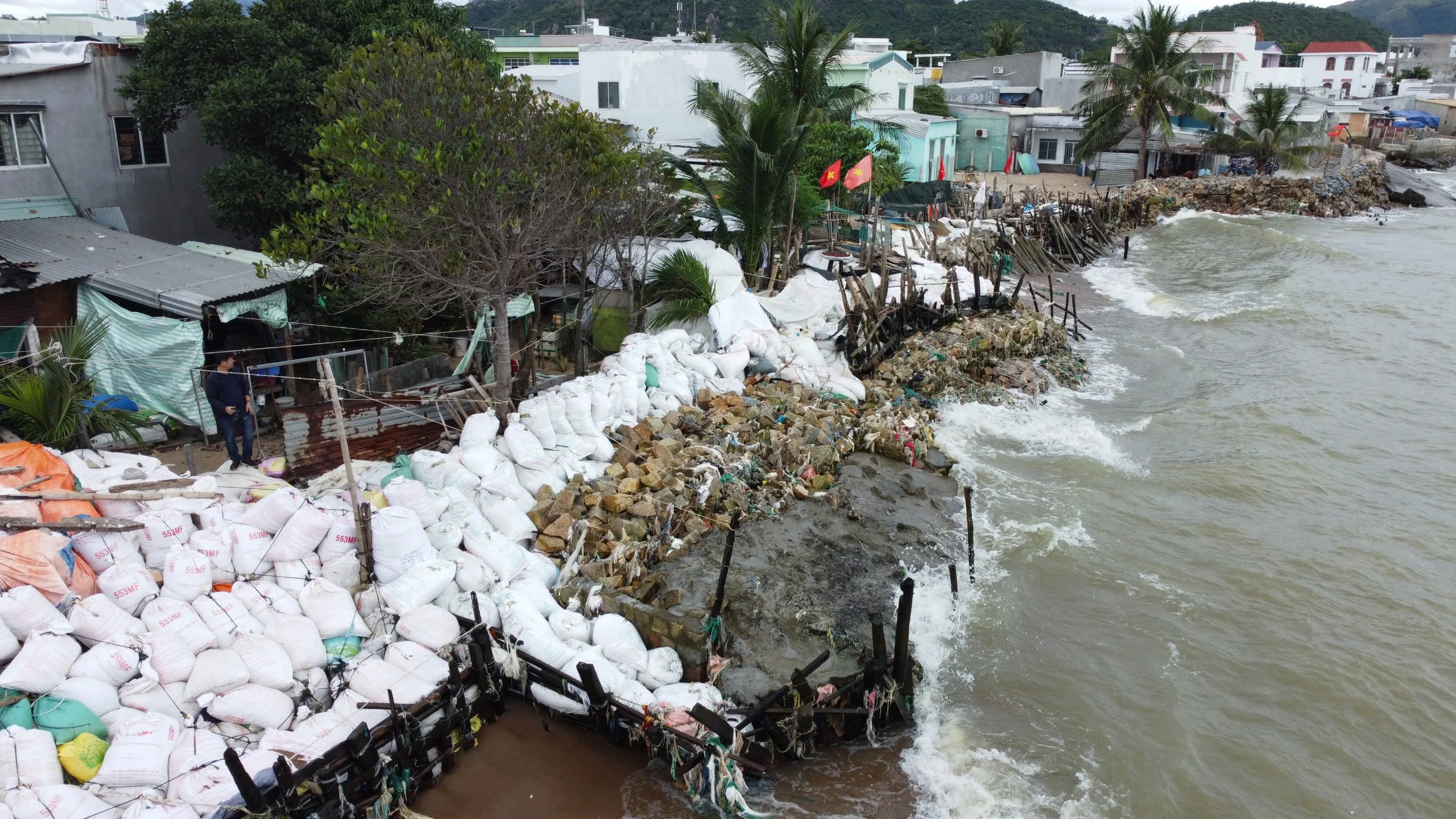 Nha Trang: Người dân cồn Nhất Trí chống chọi với sóng dữ đánh sập nhà