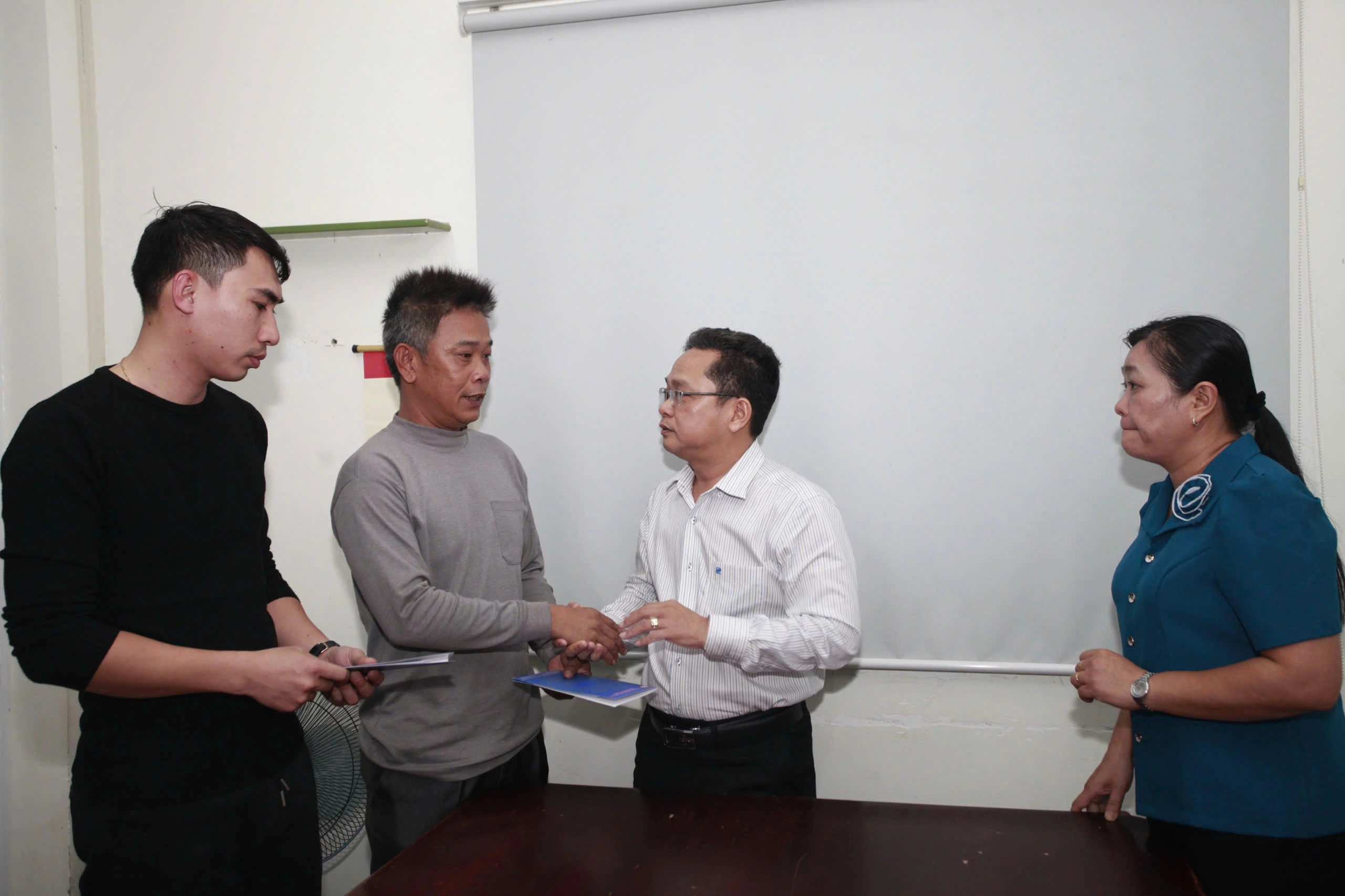 Thăm hỏi, hỗ trợ nạn nhân trong vụ cháy nhà trọ ở Thủ Đức Thăm hỏi, hỗ trợ nạn nhân trong vụ cháy nhà trọ ở Thủ Đức