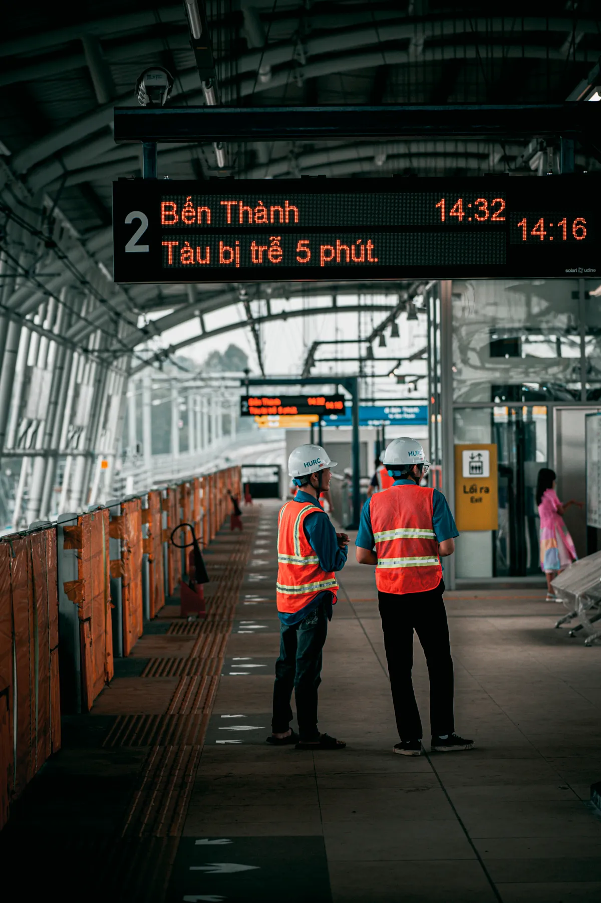 Trải nghiệm mới mẻ cùng tàu Metro số 1 - Ảnh 7. Trải nghiệm mới mẻ cùng tàu Metro số 1 - Ảnh 7.