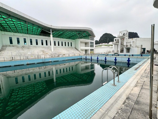 Bể bơi hoành tráng, hoạt động ngắn ngủi Bể bơi hoành tráng, hoạt động ngắn ngủi