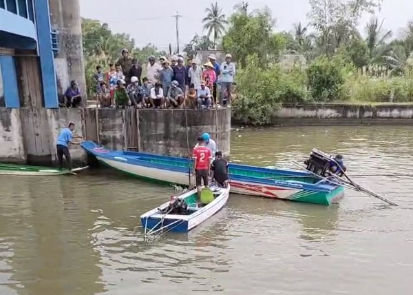 Cà Mau: Chạy vỏ lãi tông vào trụ biển báo giao thông, 1 người tử vong Cà Mau: Chạy vỏ lãi tông vào trụ biển báo giao thông, 1 người tử vong