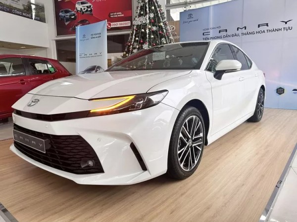 Cận cảnh Toyota Camry 2025 bản tiêu chuẩn, giá 1,22 tỉ đồng tại Việt Nam