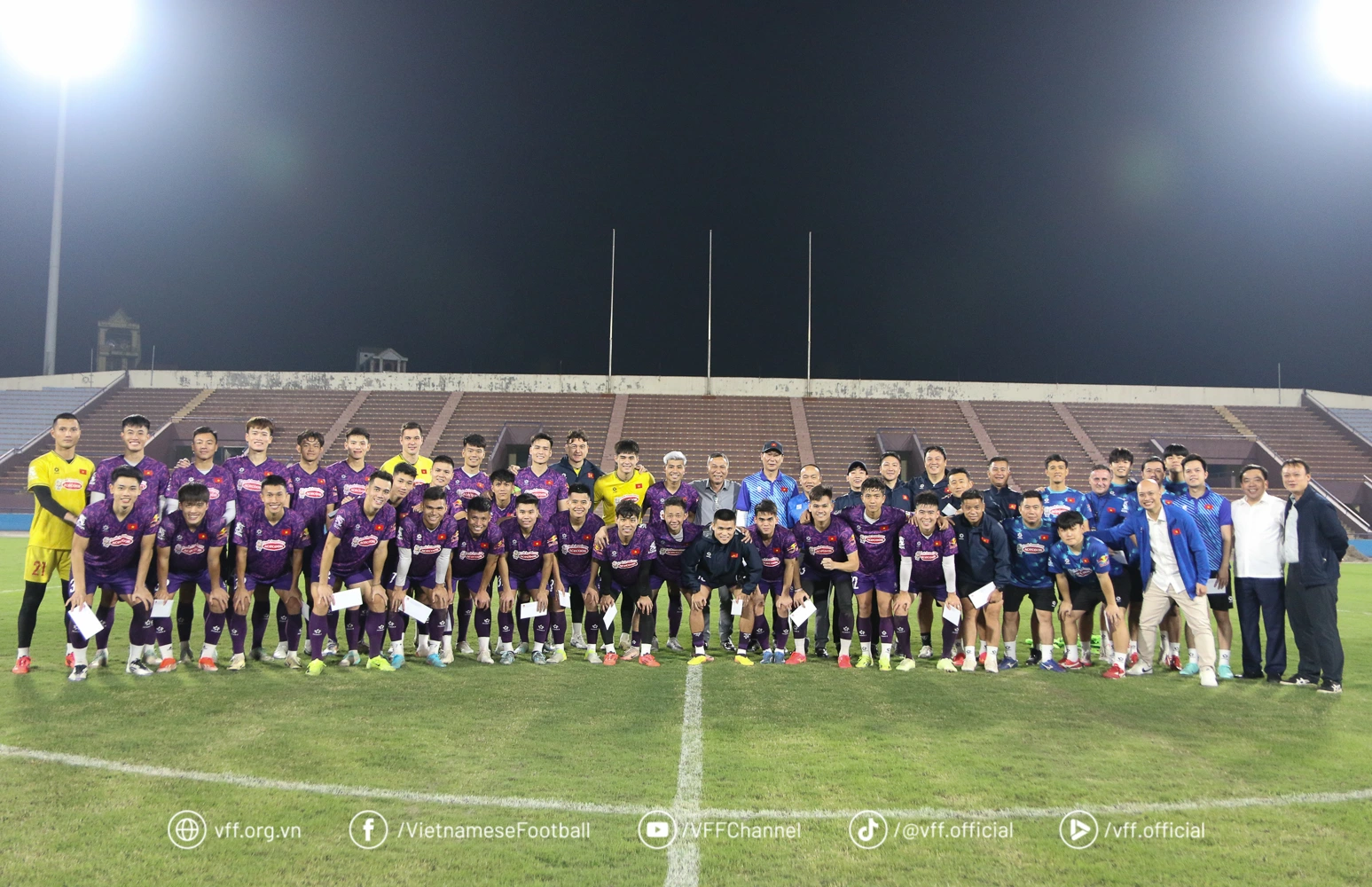 'Chảo lửa' Việt Trì giúp Việt Nam vơi nỗi nhớ Mỹ Đình, vé trận Indonesia hết sạch 'Chảo lửa' Việt Trì giúp Việt Nam vơi nỗi nhớ Mỹ Đình, vé trận Indonesia hết sạch