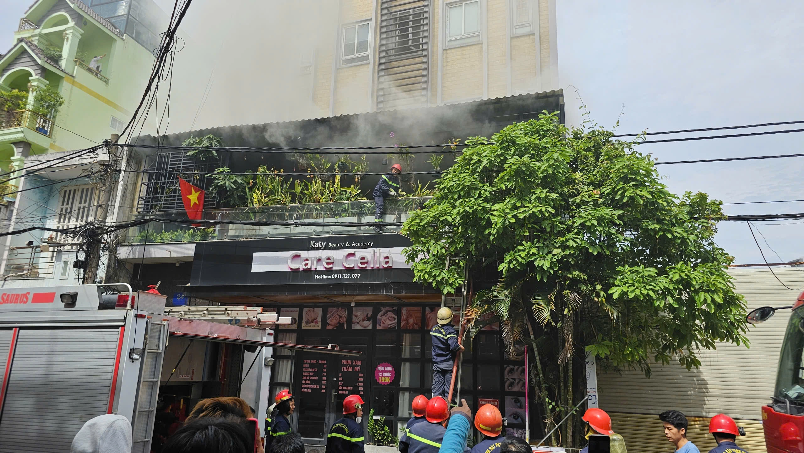 Cháy nhà 5 lầu, người thuê trọ dùng khăn bịt mũi tháo chạy khỏi đám cháy Cháy nhà 5 lầu, người thuê trọ dùng khăn bịt mũi tháo chạy khỏi đám cháy