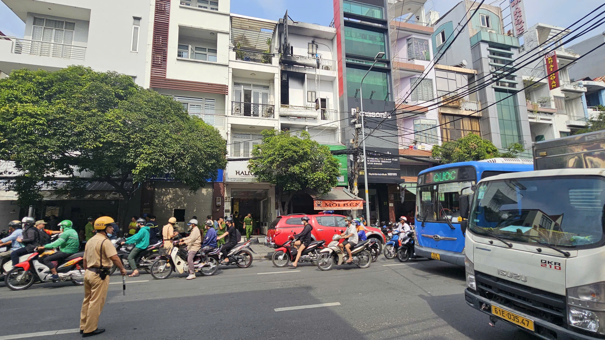 Cháy nhà cho thuê trọ ở TP.HCM: Khói đen khiến nhiều người hoảng loạn Cháy nhà cho thuê trọ ở TP.HCM: Khói đen khiến nhiều người hoảng loạn