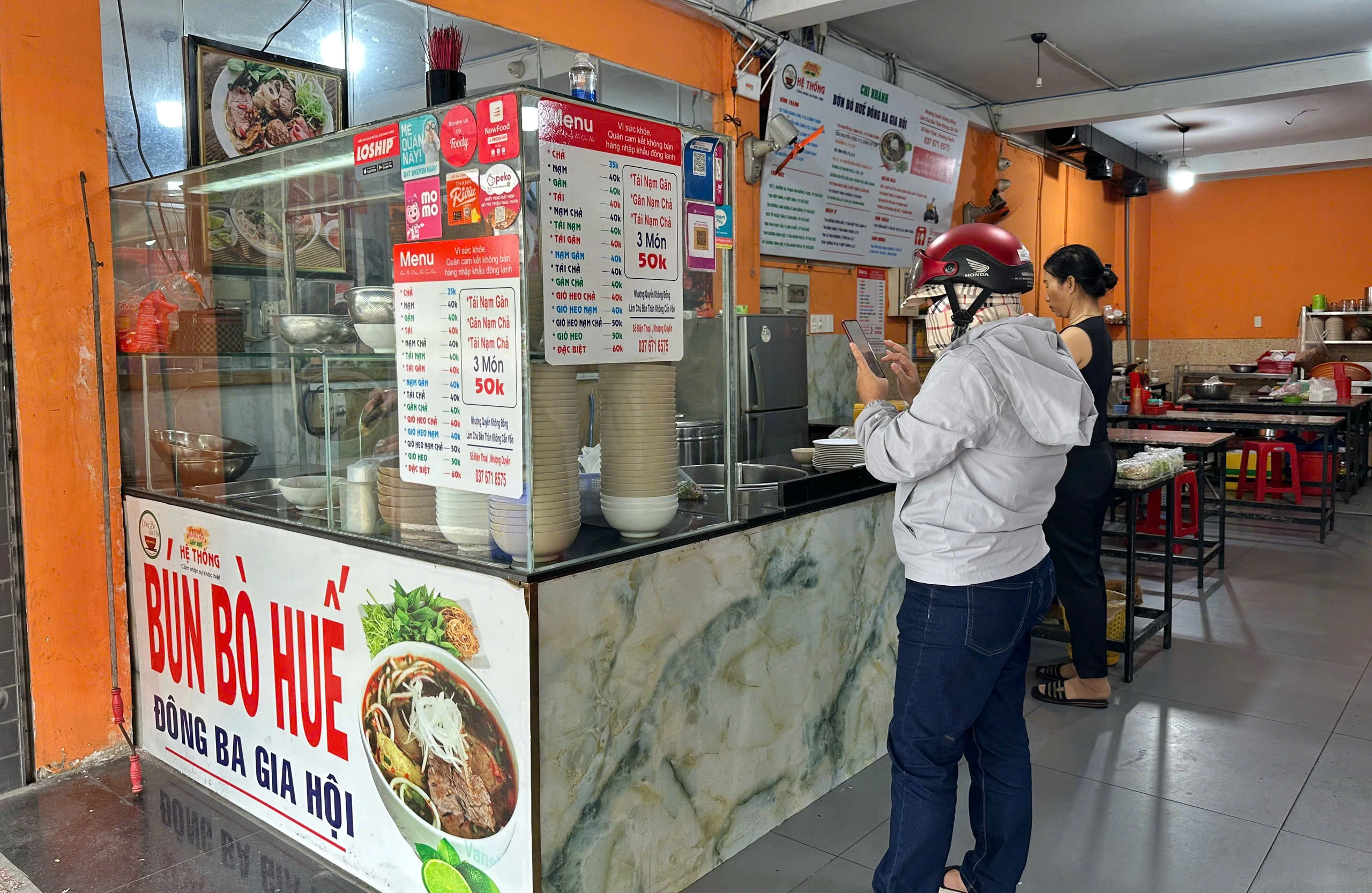 Chủ quán ở TP.HCM thưởng tết nhân viên: 5 năm liền tặng vàng; gửi 1 tháng lương Chủ quán ở TP.HCM thưởng tết nhân viên: 5 năm liền tặng vàng; gửi 1 tháng lương