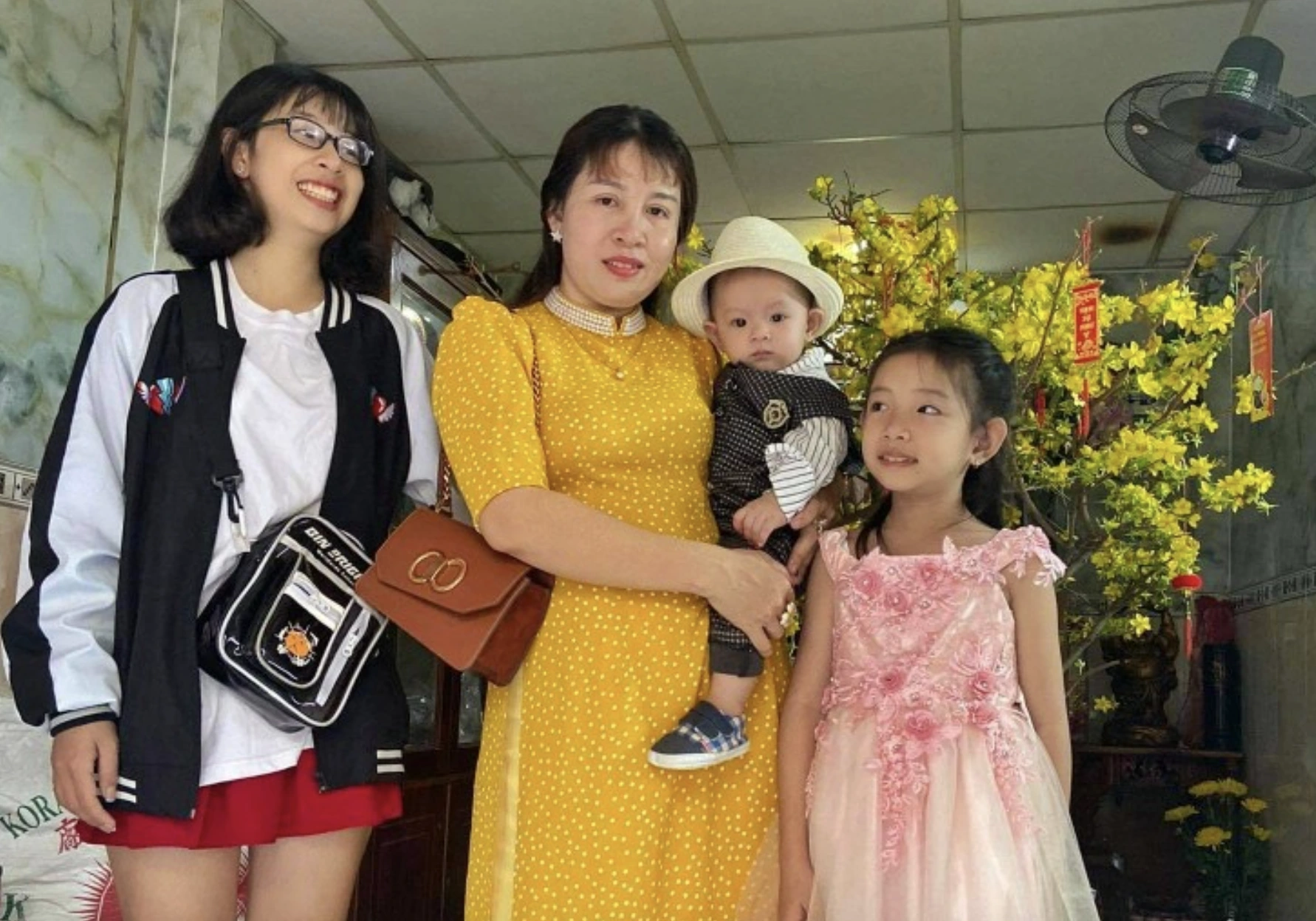Chủ quán ở TP.HCM thưởng tết nhân viên: 5 năm liền tặng vàng; gửi 1 tháng lương Chủ quán ở TP.HCM thưởng tết nhân viên: 5 năm liền tặng vàng; gửi 1 tháng lương