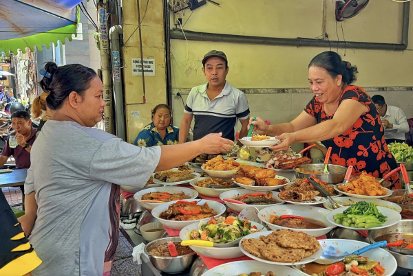 'Cơm nhà giàu' ở TP.HCM, phần ăn mắc nhất 200.000 đồng: Lời dặn của bà chủ trước khi mất 'Cơm nhà giàu' ở TP.HCM, phần ăn mắc nhất 200.000 đồng: Lời dặn của bà chủ trước khi mất