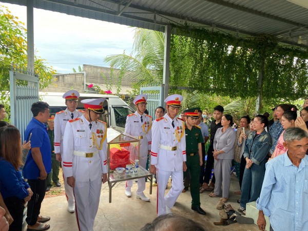 Đưa 6 thi hài liệt sĩ hy sinh trong đợt diễn tập phòng thủ về Bình Thuận Đưa 6 thi hài liệt sĩ hy sinh trong đợt diễn tập phòng thủ về Bình Thuận