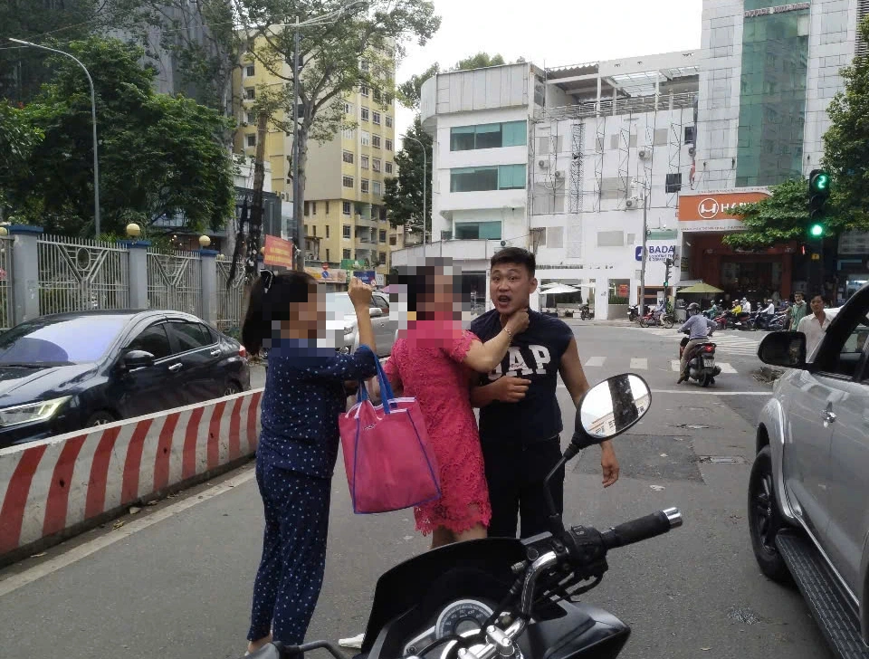 Hành hung gây thương tích người khác vì bị nhắc dừng xe trước Bệnh viện Từ Dũ Hành hung gây thương tích người khác vì bị nhắc dừng xe trước Bệnh viện Từ Dũ