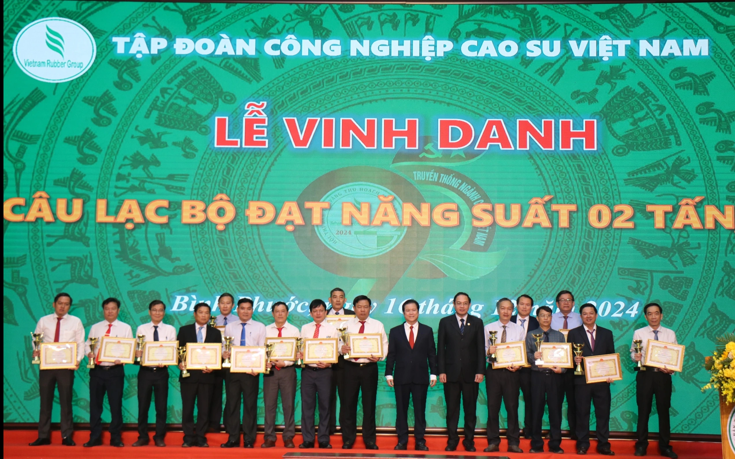 Hơn 200 thợ cạo giỏi tranh tài tại Hội thi Bàn tay vàng VRG 2024