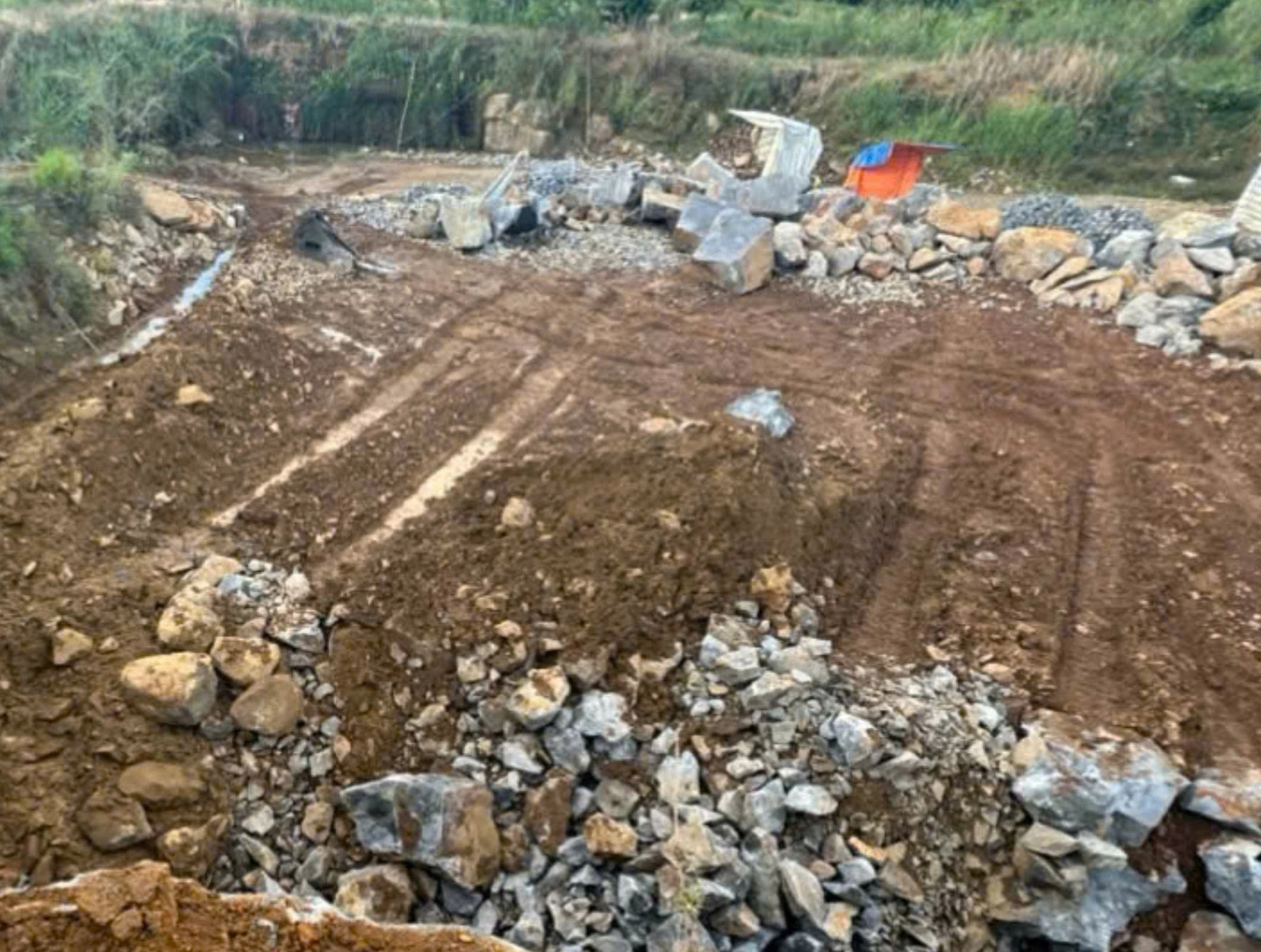 Lâm Đồng: Một người bị thương nặng nghi dùng thuốc nổ khai thác đá Lâm Đồng: Một người bị thương nặng nghi dùng thuốc nổ khai thác đá