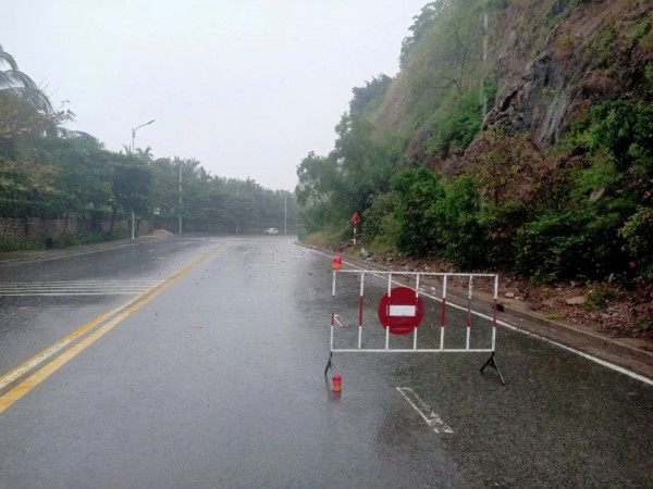 Mưa kéo dài làm sạt lở đèo Cù Hin ở Nha Trang