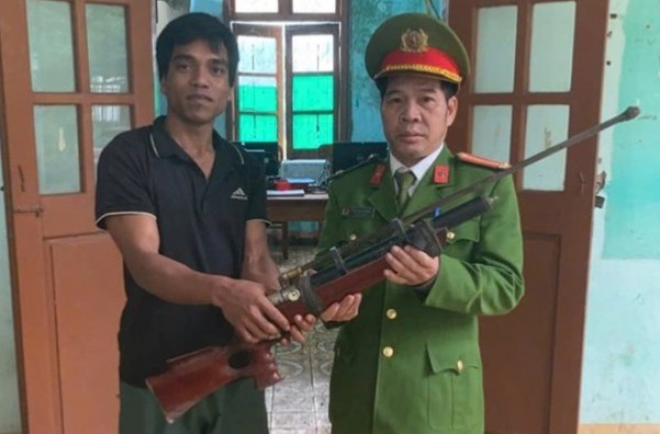Người dân miền núi Quảng Trị nộp súng tự chế Người dân miền núi Quảng Trị nộp súng tự chế