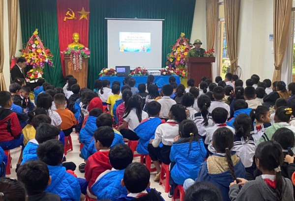 Người dân miền núi Quảng Trị nộp súng tự chế Người dân miền núi Quảng Trị nộp súng tự chế