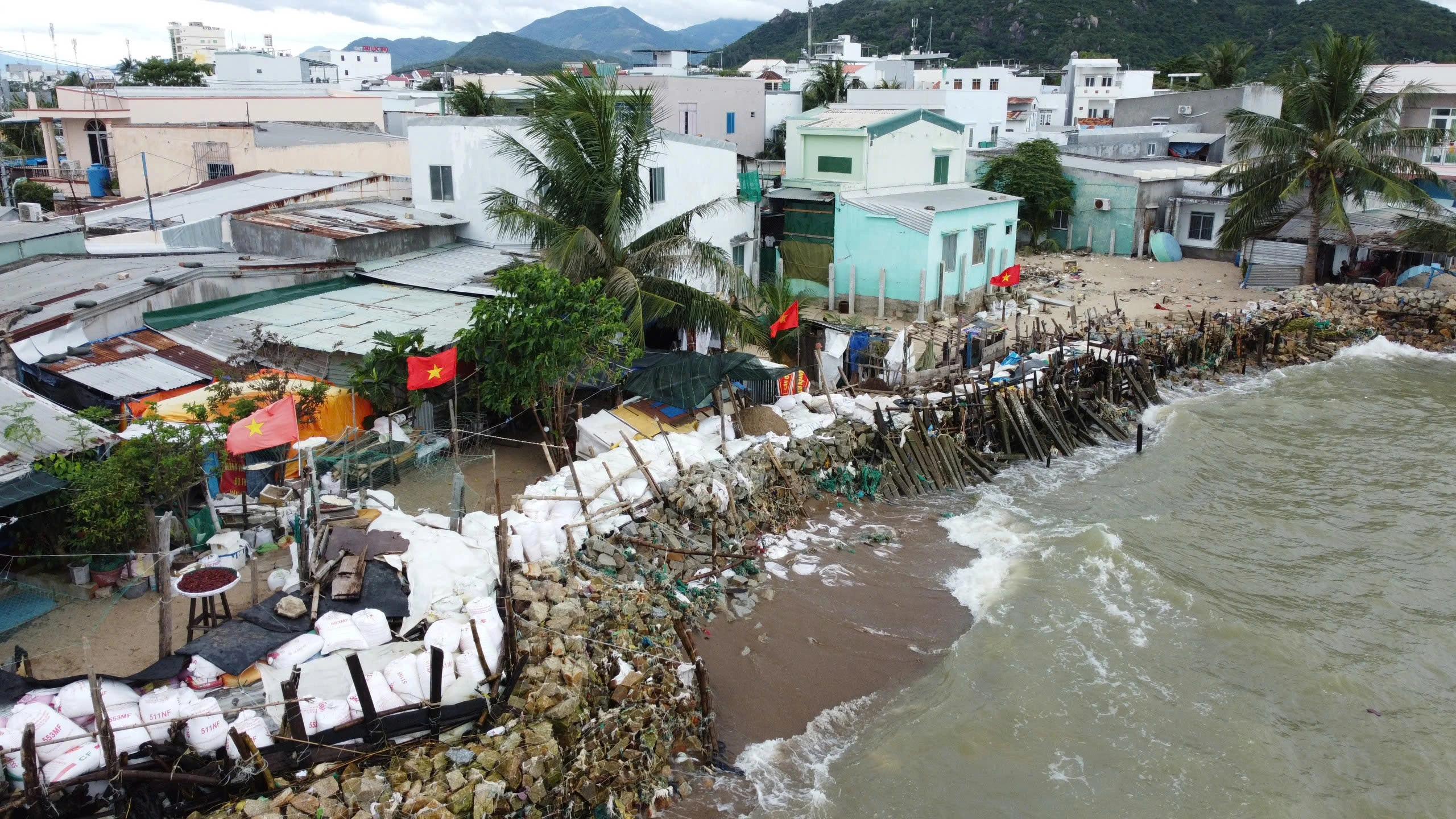 Nha Trang: Người dân cồn Nhất Trí chống chọi với sóng dữ đánh sập nhà