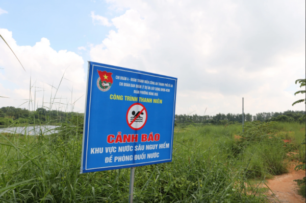 Phát hiện thi thể mang ba lô dưới hồ đá Đại học Quốc gia TP.HCM Phát hiện thi thể mang ba lô dưới hồ đá Đại học Quốc gia TP.HCM