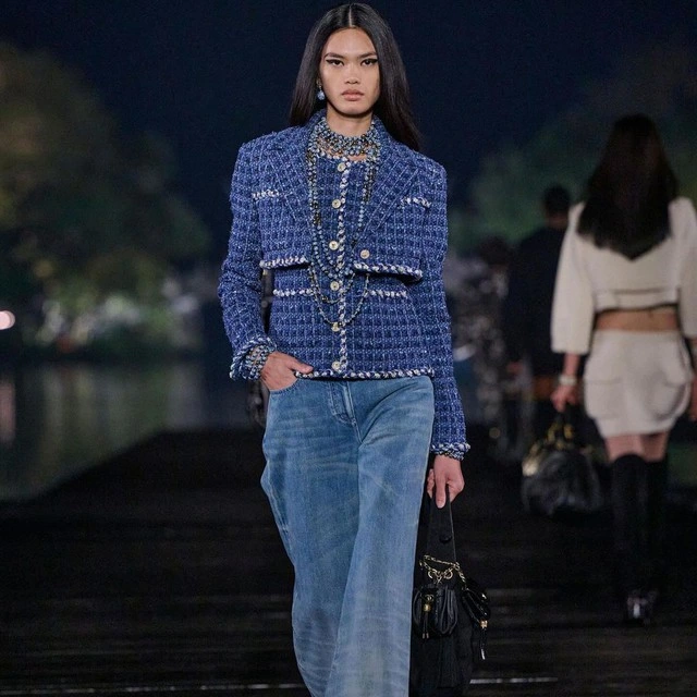 Phối quần jeans và áo vải tweed chuẩn xu hướng mùa lạnh Phối quần jeans và áo vải tweed chuẩn xu hướng mùa lạnh