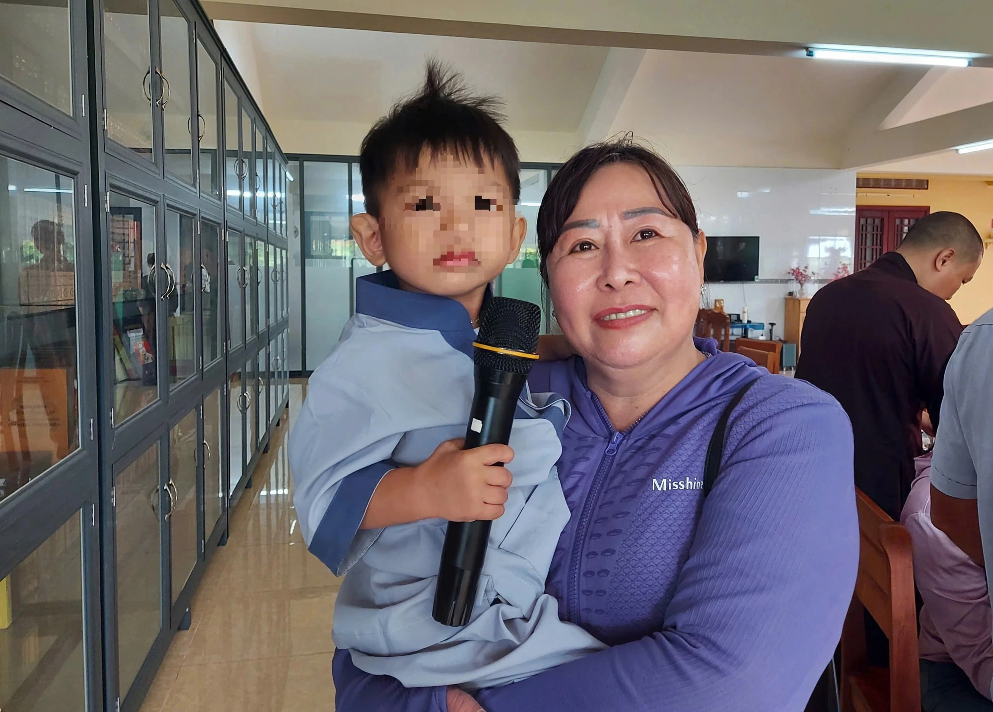 Phú Quốc: Bà ngoại 'bỏ rơi' 2 cháu gần chùa mong được cưu mang Phú Quốc: Bà ngoại 'bỏ rơi' 2 cháu gần chùa mong được cưu mang