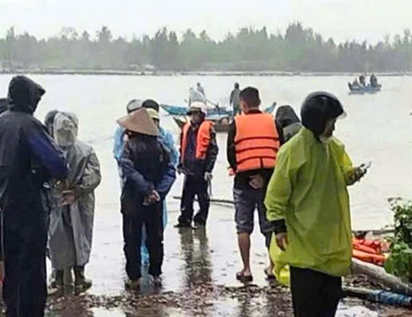 Quảng Nam: Chìm phà trên sông Trường Giang, 14 người thoát nạn