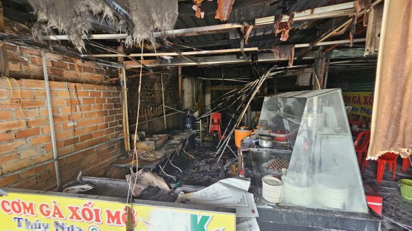 TP.HCM: Giải cứu 2 người trong đám cháy quán cơm gà đường Trương Thị Hoa TP.HCM: Giải cứu 2 người trong đám cháy quán cơm gà đường Trương Thị Hoa