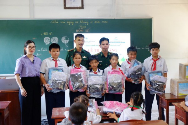 Tặng sách giáo khoa và thiết bị học tập cho học sinh trên đảo Hòn Chuối Tặng sách giáo khoa và thiết bị học tập cho học sinh trên đảo Hòn Chuối