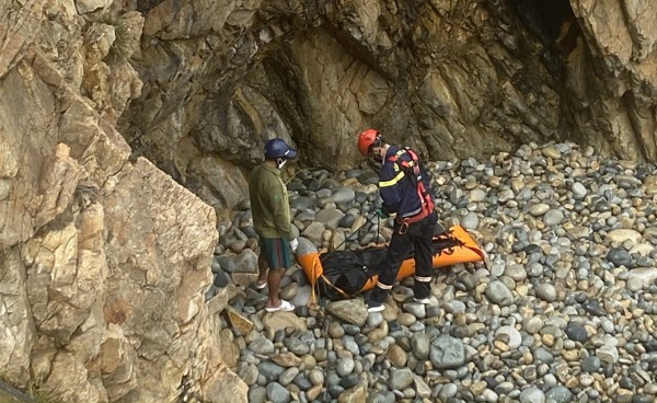 Vợ viết thư cảm ơn cảnh sát đã đưa thi thể chồng lên khỏi vách đá