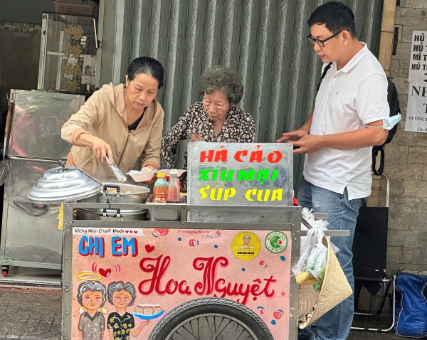 Xe há cảo Hoa Nguyệt còn mỗi cụ Nguyệt lẻ loi: Người TP.HCM mến thương ủng hộ Xe há cảo Hoa Nguyệt còn mỗi cụ Nguyệt lẻ loi: Người TP.HCM mến thương ủng hộ