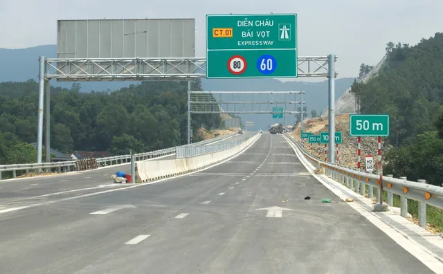 Đốc thúc giải ngân đầu tư công cuối năm - Ảnh 1.