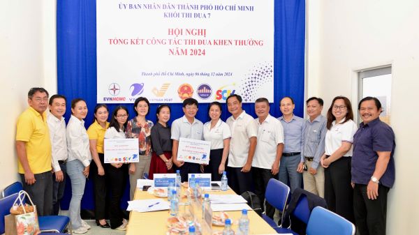 Khối Thi đua 7 tổ chức Hội nghị tổng kết năm 2024 và trao quà tặng cho các hộ gia đình khó khăn