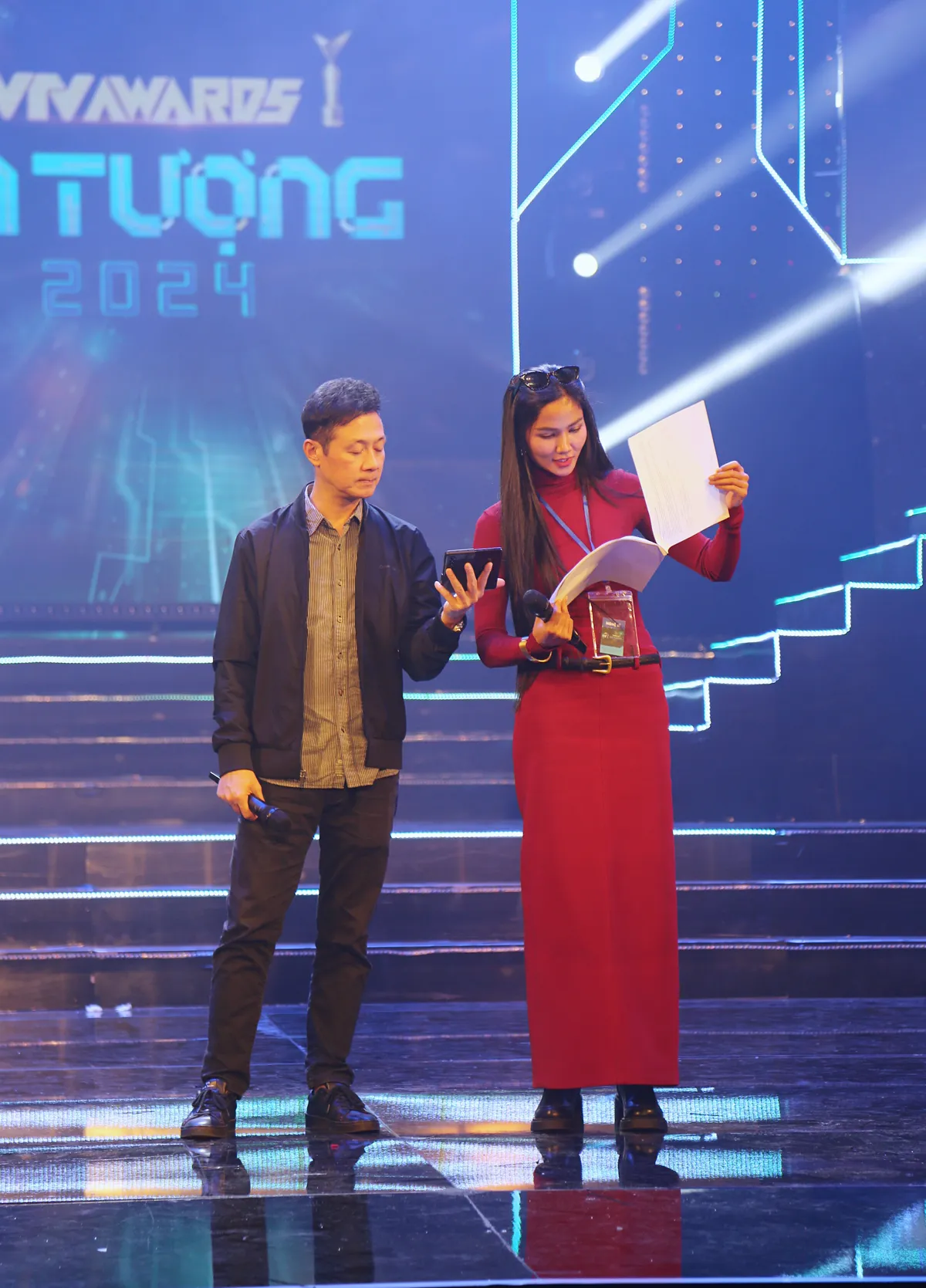 MC Anh Tuấn - HHen Niê tung hứng ăn ý trên sân khấu Chào năm mới 2025 - Ảnh 1.