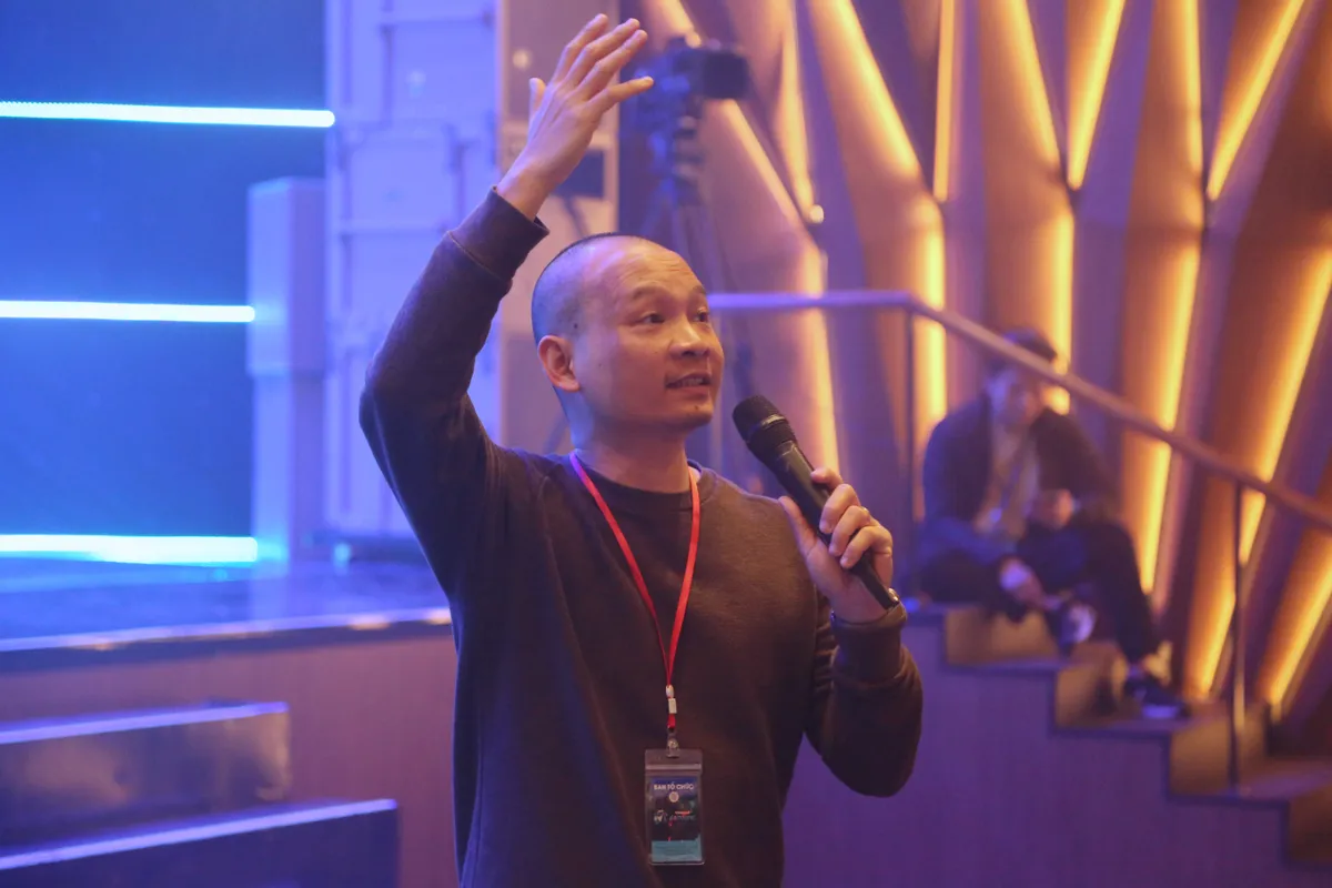 MC Anh Tuấn - HHen Niê tung hứng ăn ý trên sân khấu Chào năm mới 2025 - Ảnh 10.