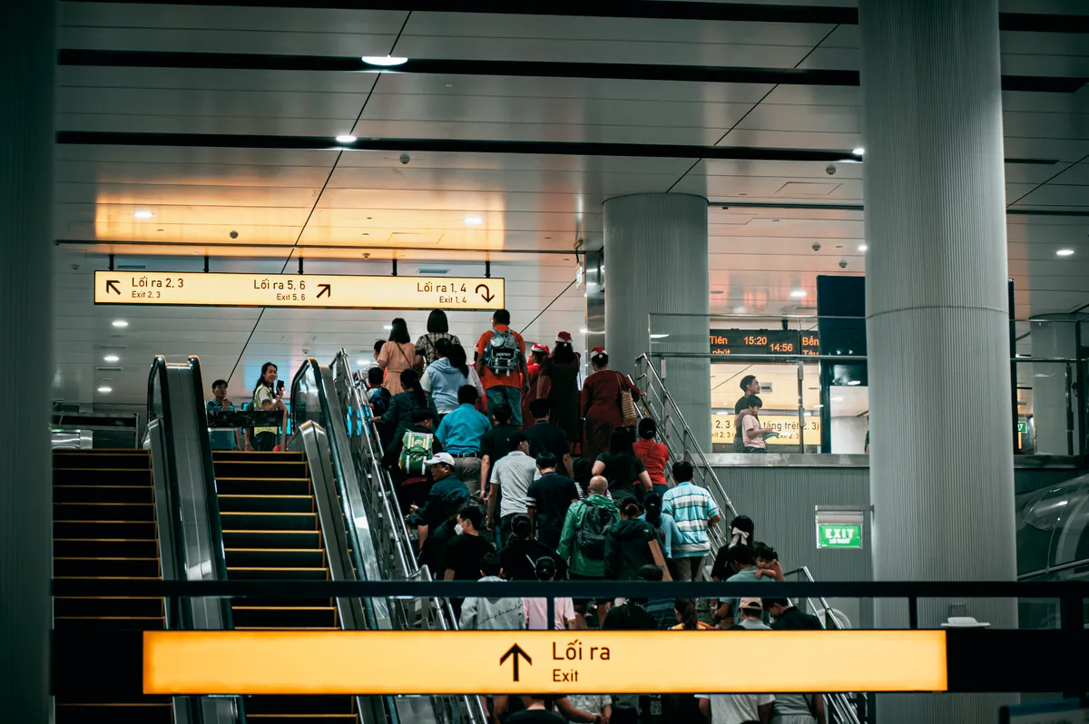 Trải nghiệm mới mẻ cùng tàu Metro số 1 - Ảnh 3. Trải nghiệm mới mẻ cùng tàu Metro số 1 - Ảnh 3.