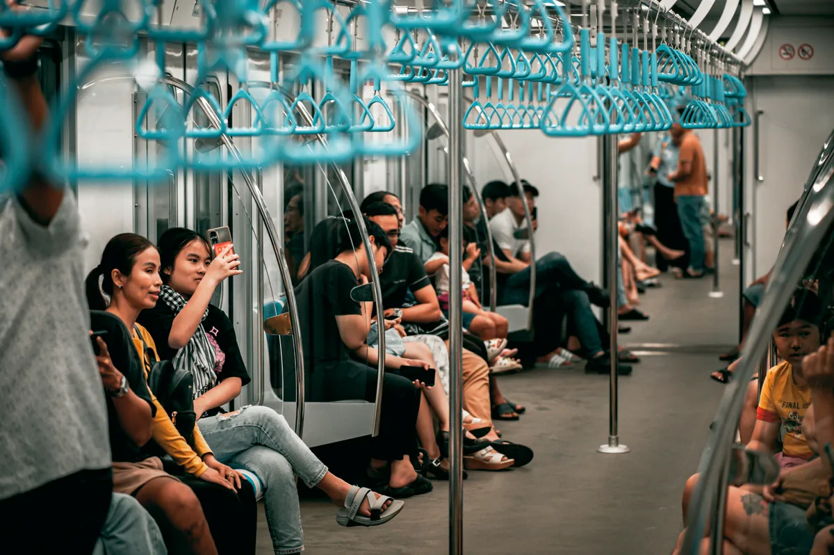 Trải nghiệm mới mẻ cùng tàu Metro số 1 - Ảnh 1. Trải nghiệm mới mẻ cùng tàu Metro số 1 - Ảnh 1.
