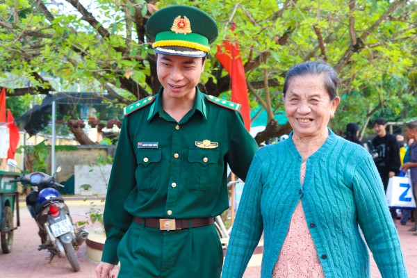 Mang 'Xuân biên phòng' về các làng biển xa