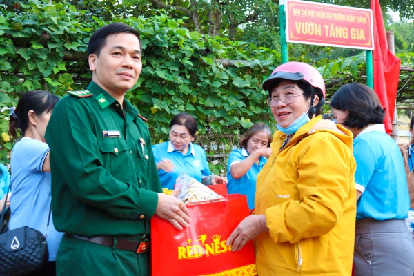 Mang 'Xuân biên phòng' về các làng biển xa