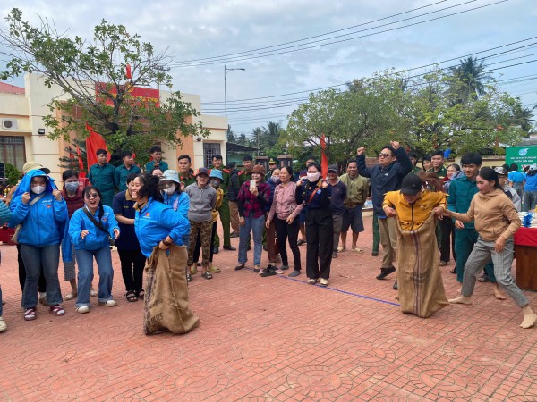 Mang 'Xuân biên phòng' về các làng biển xa