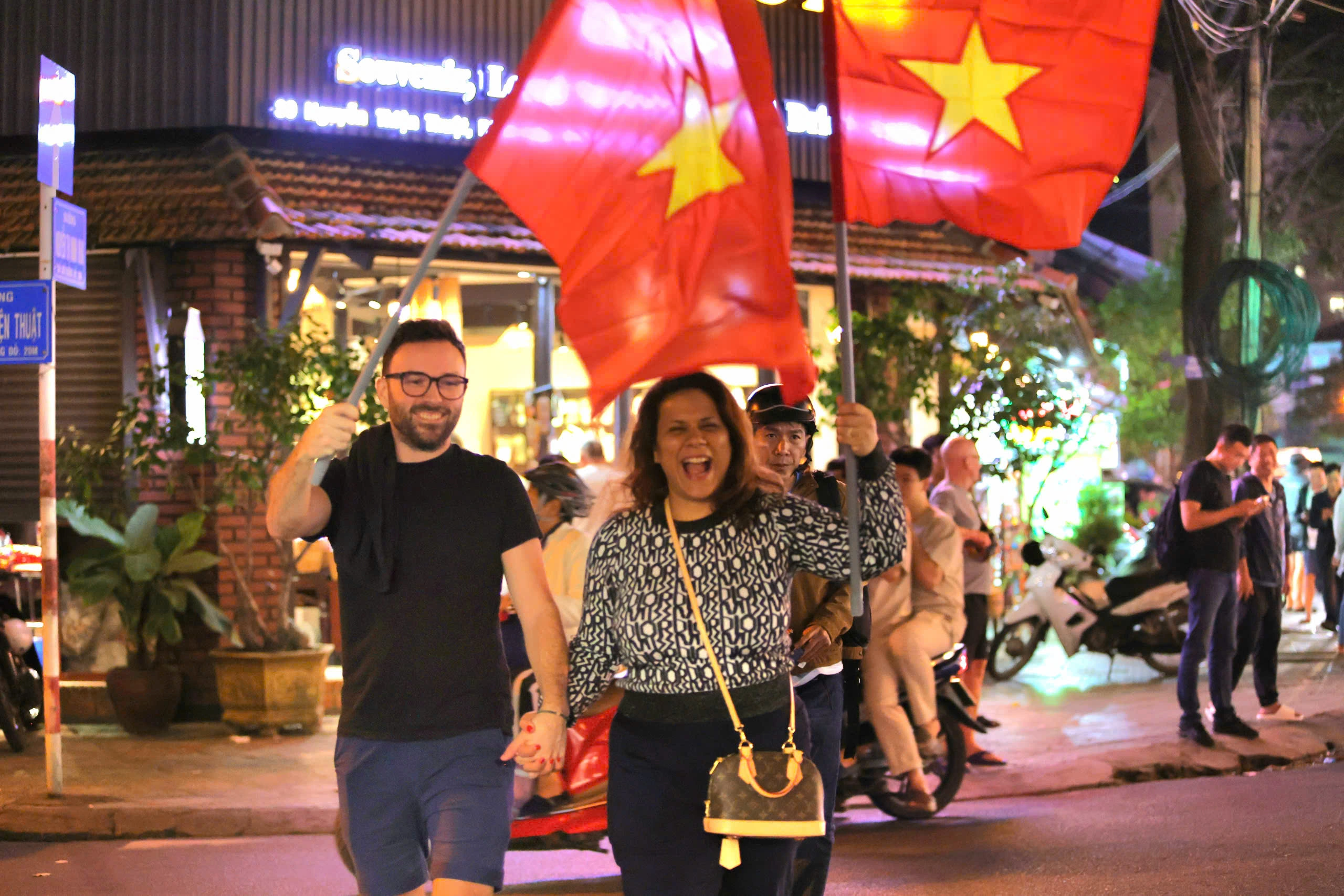 Hàng nghìn người dân, du khách ở phố biển Nha Trang đi 'bão' mừng Việt Nam vô địch Hàng nghìn người dân, du khách ở phố biển Nha Trang đi 'bão' mừng Việt Nam vô địch