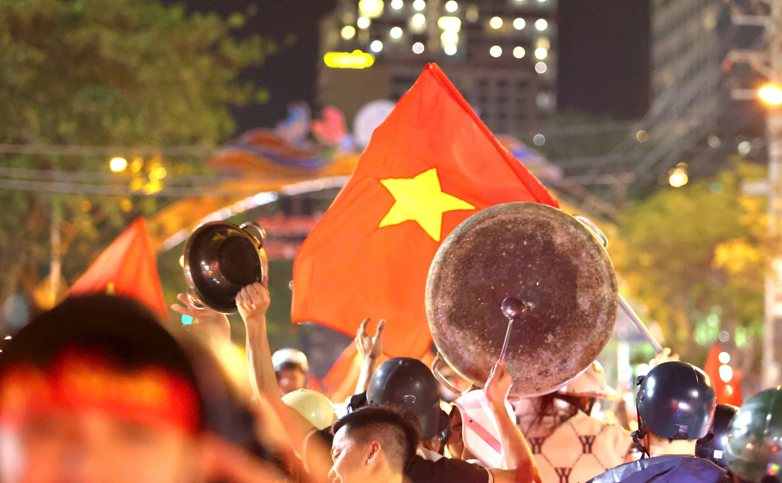 Hàng nghìn người dân, du khách ở phố biển Nha Trang đi 'bão' mừng Việt Nam vô địch Hàng nghìn người dân, du khách ở phố biển Nha Trang đi 'bão' mừng Việt Nam vô địch