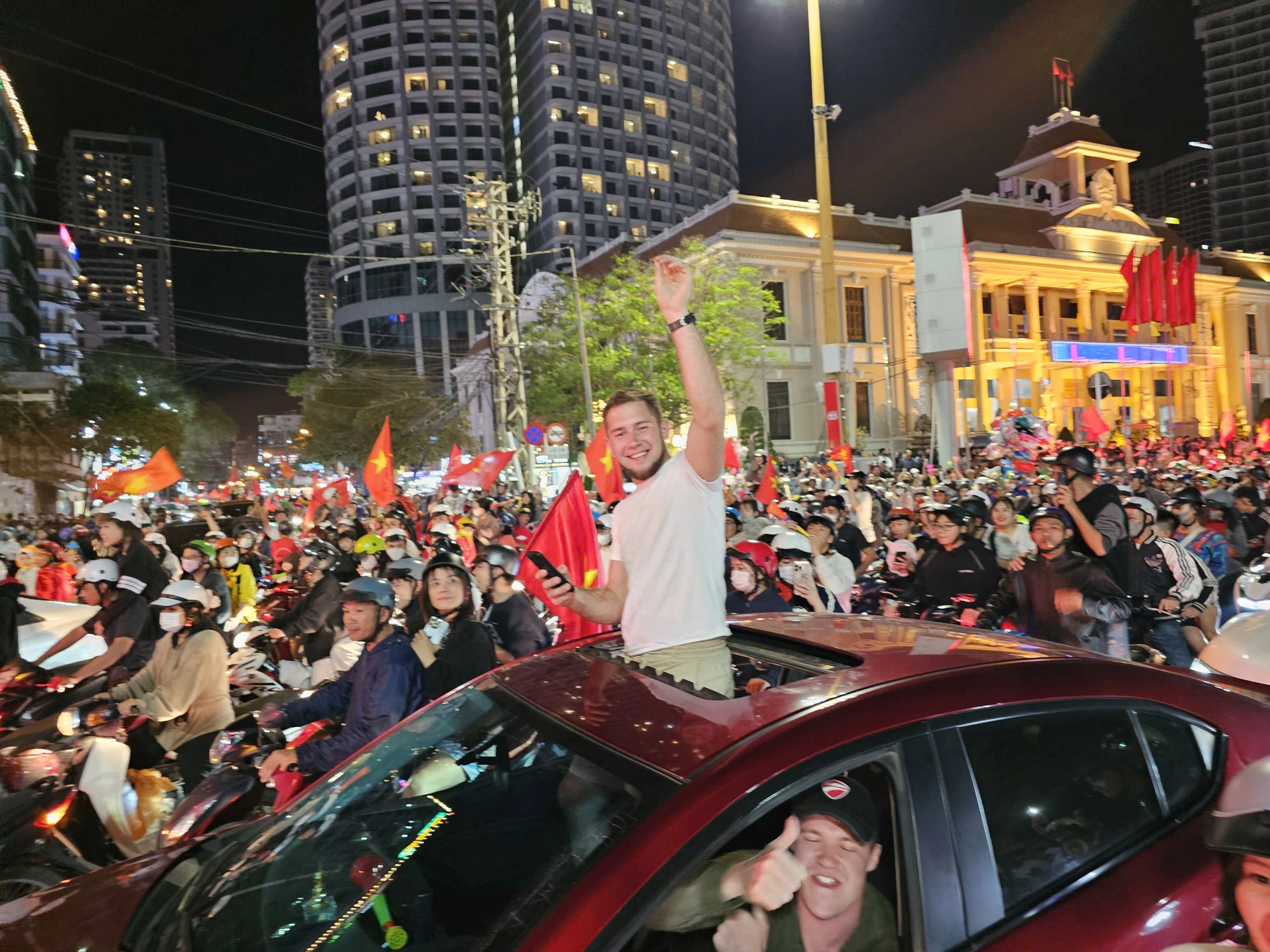 Hàng nghìn người dân, du khách ở phố biển Nha Trang đi 'bão' mừng Việt Nam vô địch Hàng nghìn người dân, du khách ở phố biển Nha Trang đi 'bão' mừng Việt Nam vô địch