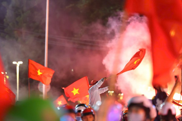 Hàng nghìn người dân, du khách ở phố biển Nha Trang đi 'bão' mừng Việt Nam vô địch Hàng nghìn người dân, du khách ở phố biển Nha Trang đi 'bão' mừng Việt Nam vô địch
