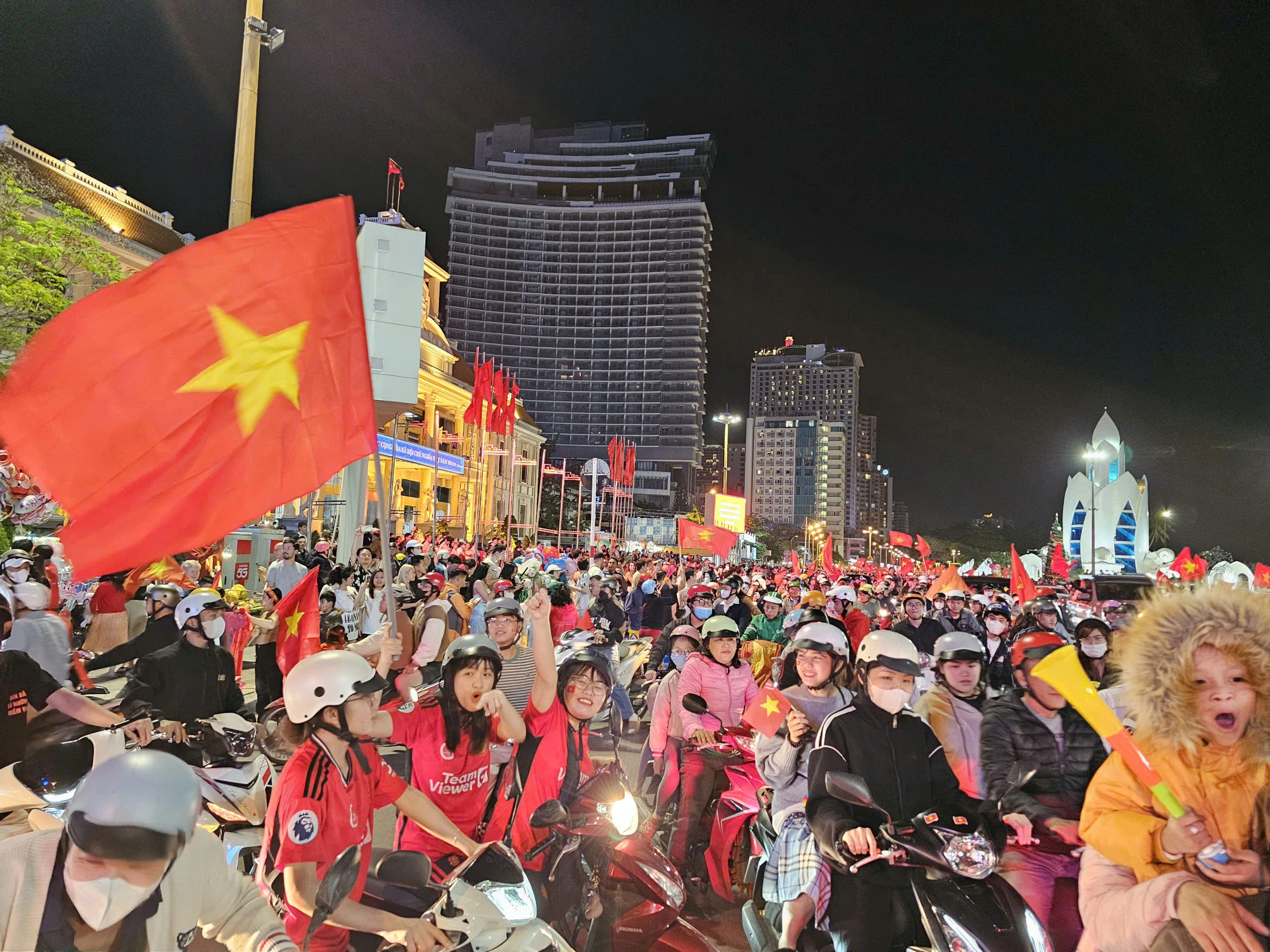 Hàng nghìn người dân, du khách ở phố biển Nha Trang đi 'bão' mừng Việt Nam vô địch Hàng nghìn người dân, du khách ở phố biển Nha Trang đi 'bão' mừng Việt Nam vô địch