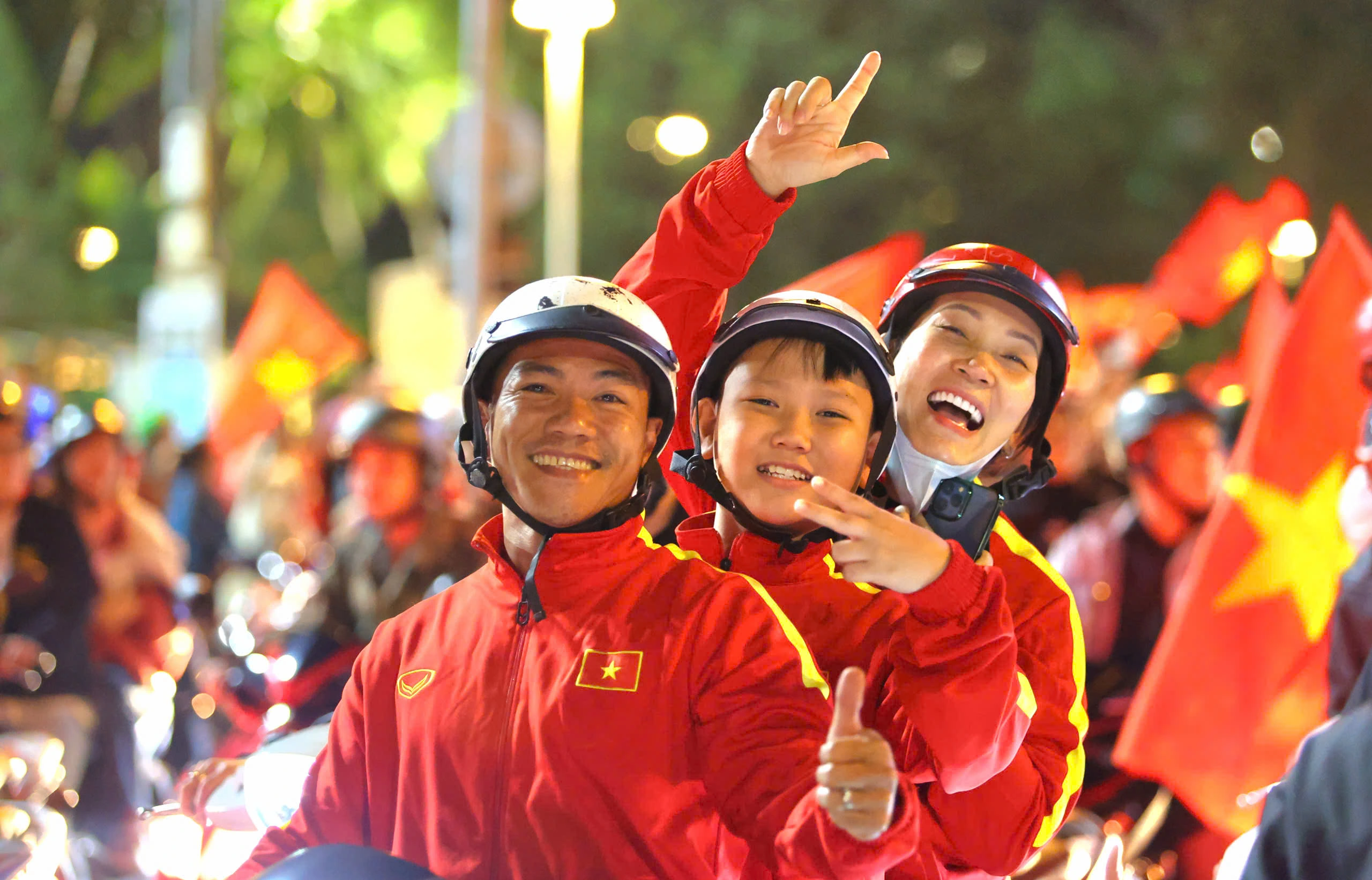 Hàng nghìn người dân, du khách ở phố biển Nha Trang đi 'bão' mừng Việt Nam vô địch Hàng nghìn người dân, du khách ở phố biển Nha Trang đi 'bão' mừng Việt Nam vô địch