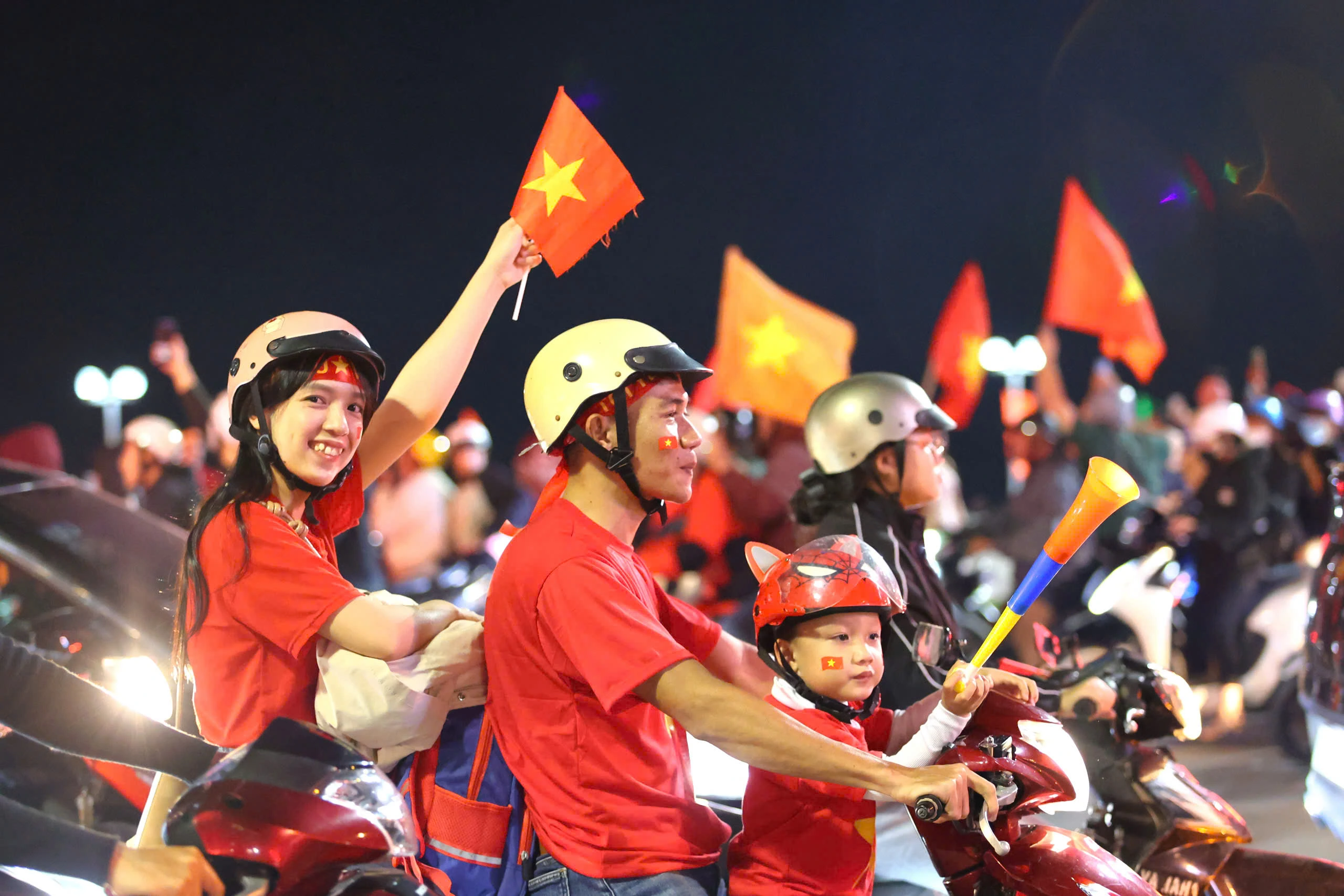 Hàng nghìn người dân, du khách ở phố biển Nha Trang đi 'bão' mừng Việt Nam vô địch Hàng nghìn người dân, du khách ở phố biển Nha Trang đi 'bão' mừng Việt Nam vô địch