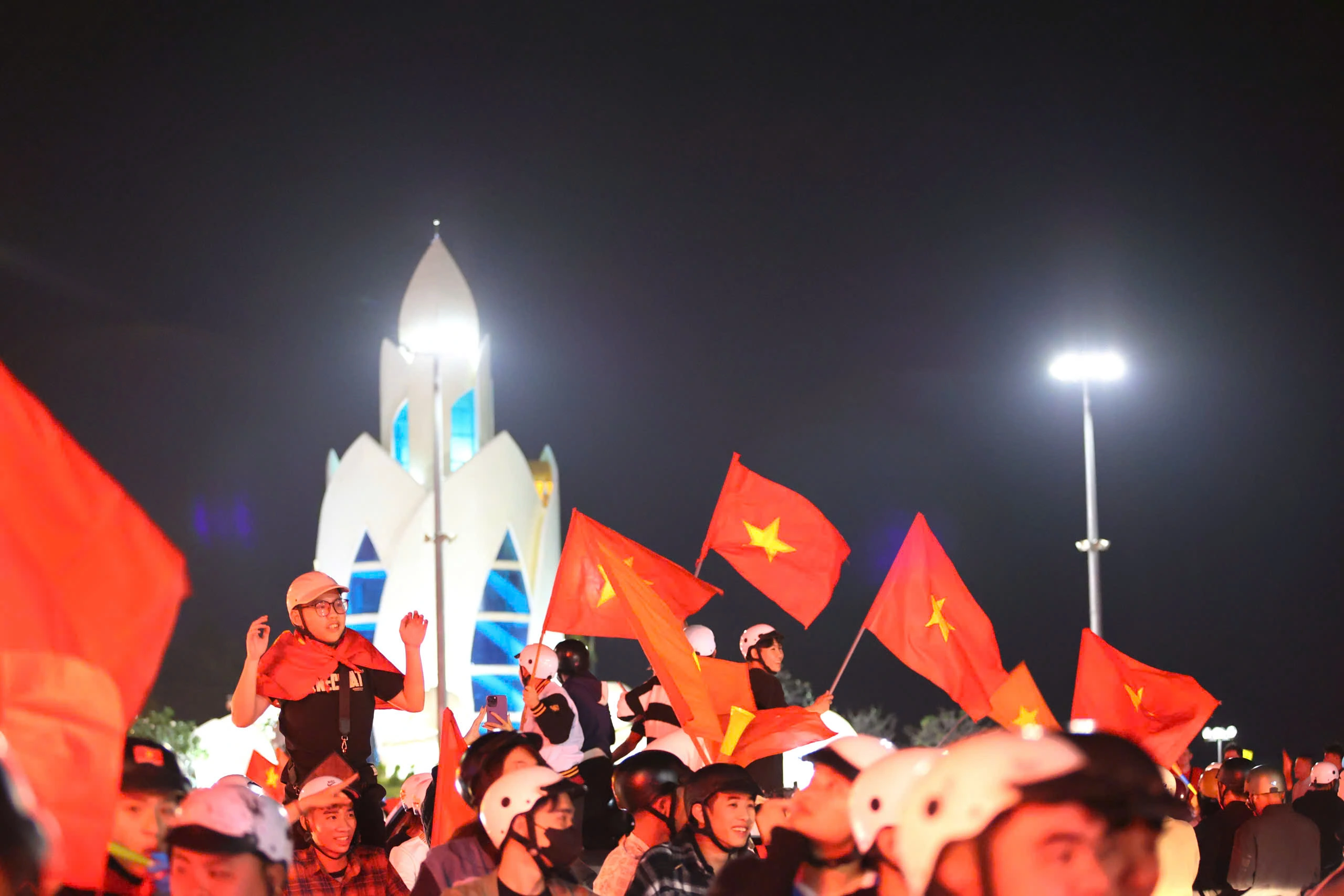 Hàng nghìn người dân, du khách ở phố biển Nha Trang đi 'bão' mừng Việt Nam vô địch Hàng nghìn người dân, du khách ở phố biển Nha Trang đi 'bão' mừng Việt Nam vô địch