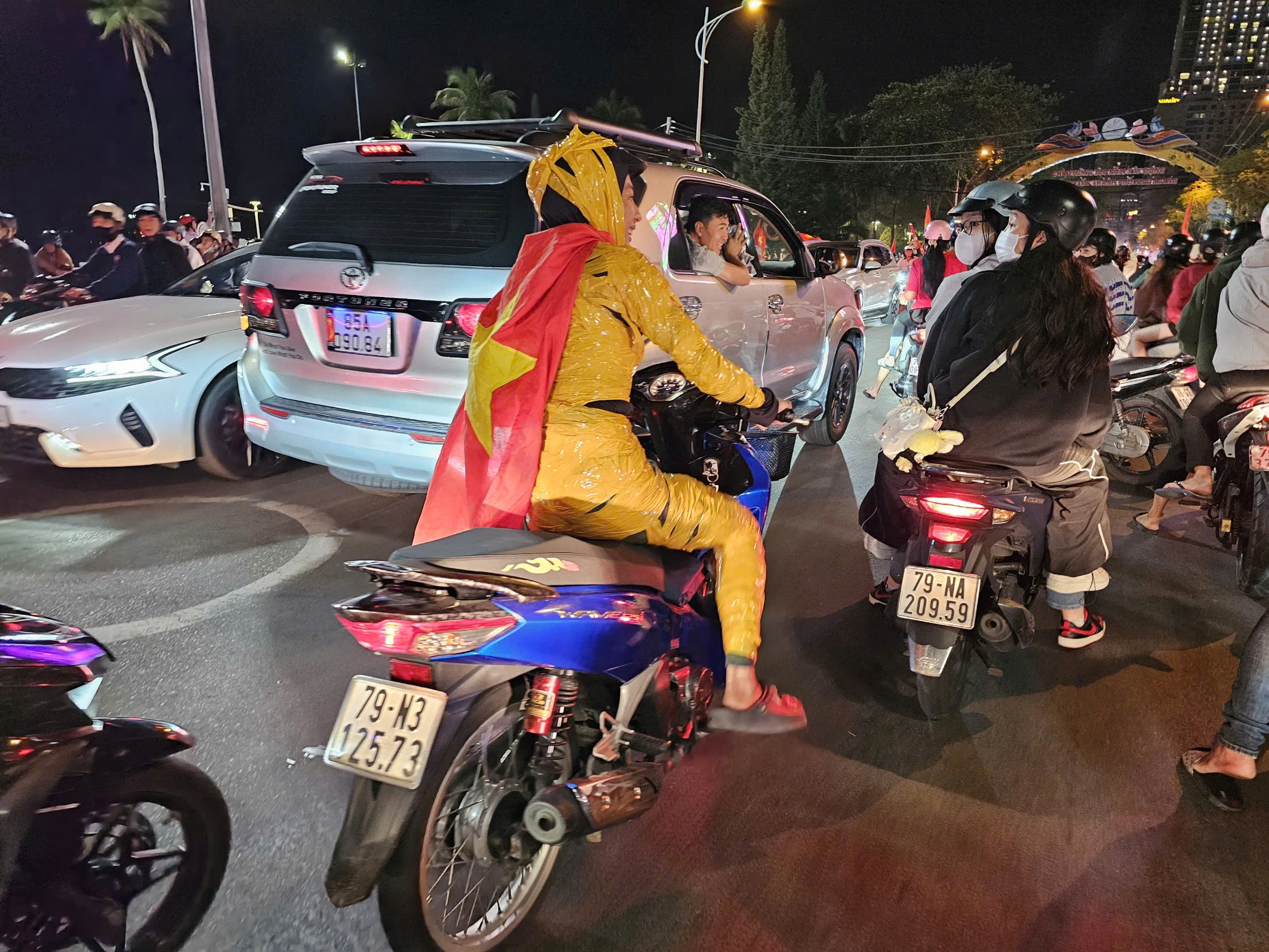 Hàng nghìn người dân, du khách ở phố biển Nha Trang đi 'bão' mừng Việt Nam vô địch Hàng nghìn người dân, du khách ở phố biển Nha Trang đi 'bão' mừng Việt Nam vô địch