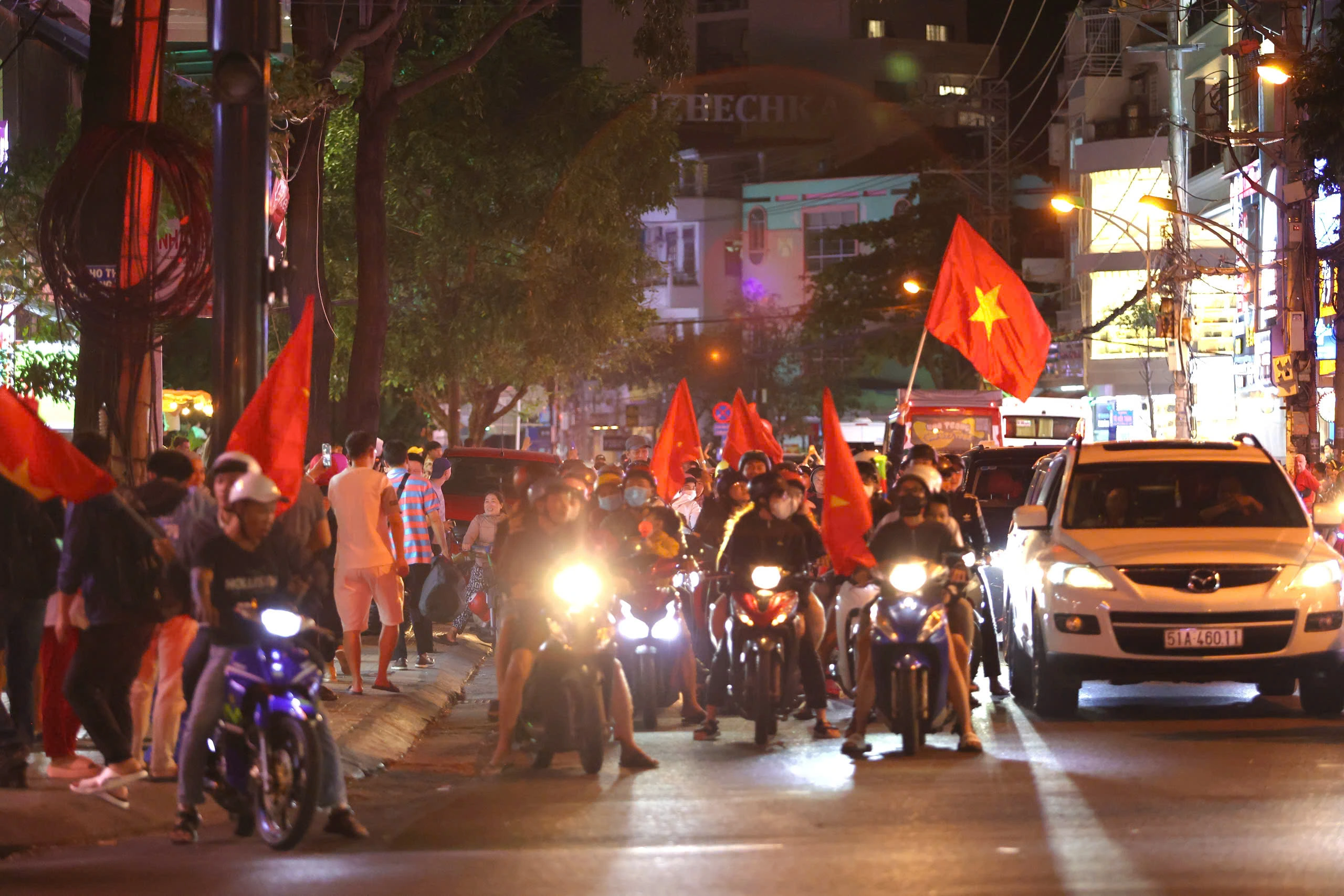 Hàng nghìn người dân, du khách ở phố biển Nha Trang đi 'bão' mừng Việt Nam vô địch Hàng nghìn người dân, du khách ở phố biển Nha Trang đi 'bão' mừng Việt Nam vô địch