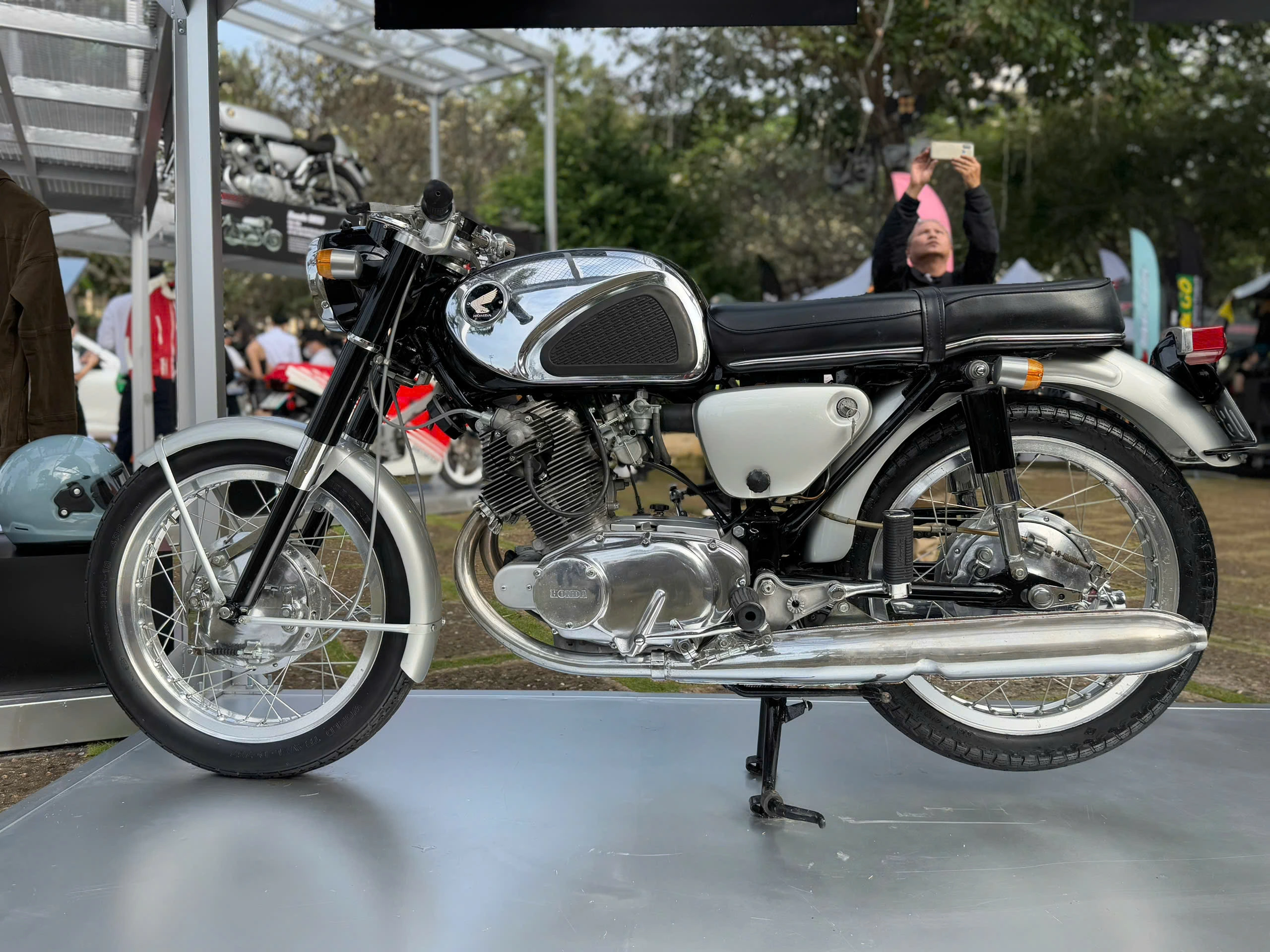 Mê mẩn với 'hắc mã hoàng tử' Honda CD150 Benly 1966