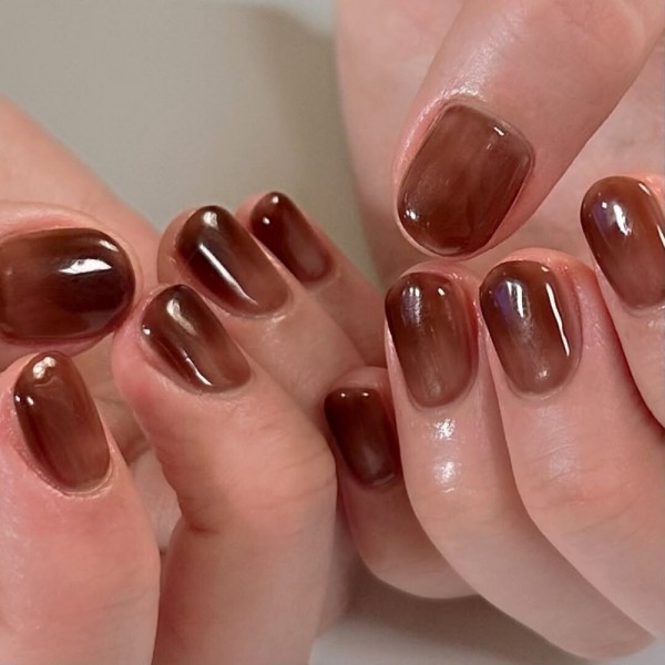 Sắc nail ấm áp với gam màu mocha mousse của năm 2025