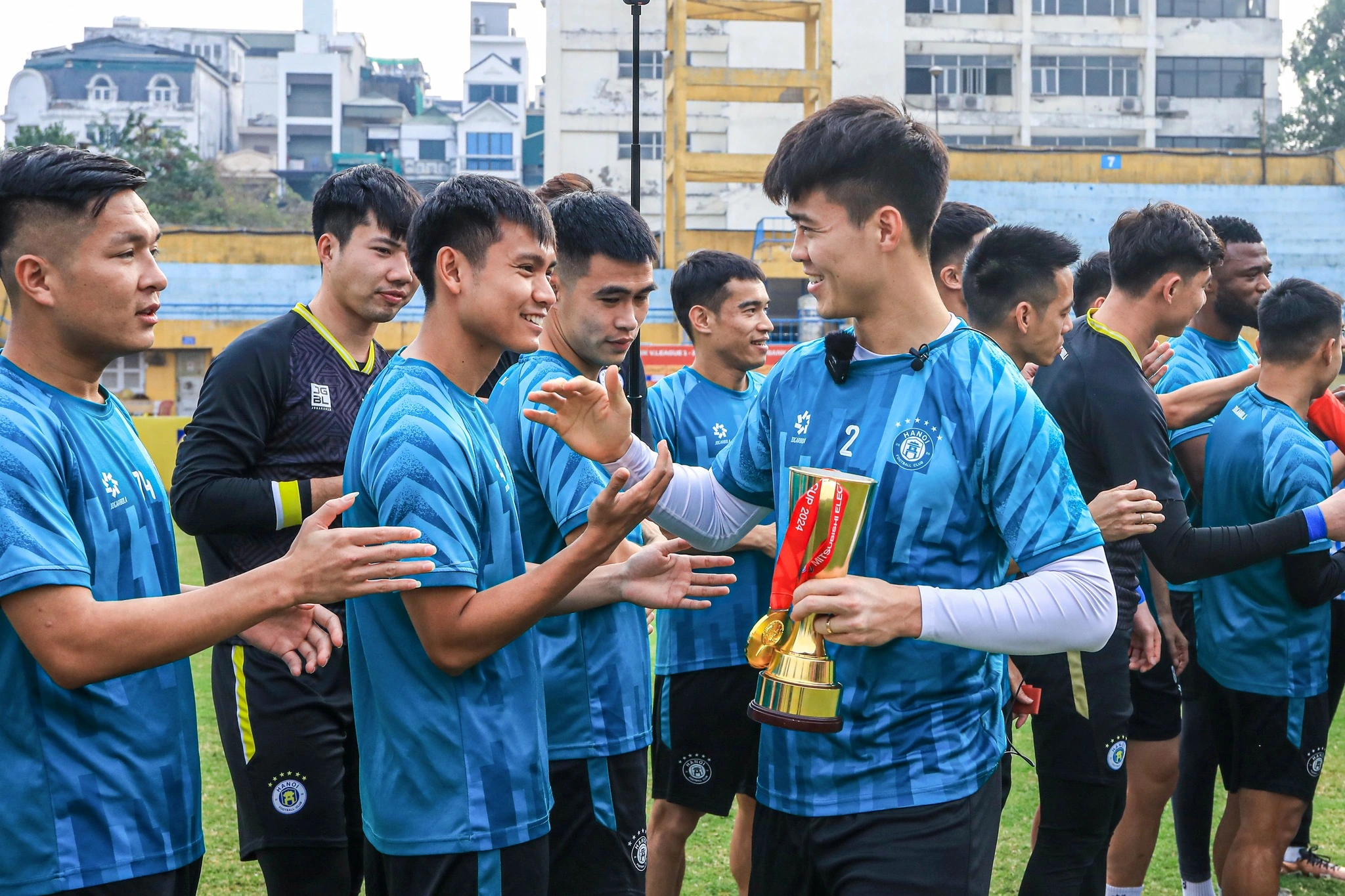Duy Mạnh rước cúp… mini cùng Tuấn Hải và Hai Long, Xuân Mạnh, Thành Chung ‘quẩy tới bến’ Duy Mạnh rước cúp… mini cùng Tuấn Hải và Hai Long, Xuân Mạnh, Thành Chung ‘quẩy tới bến’